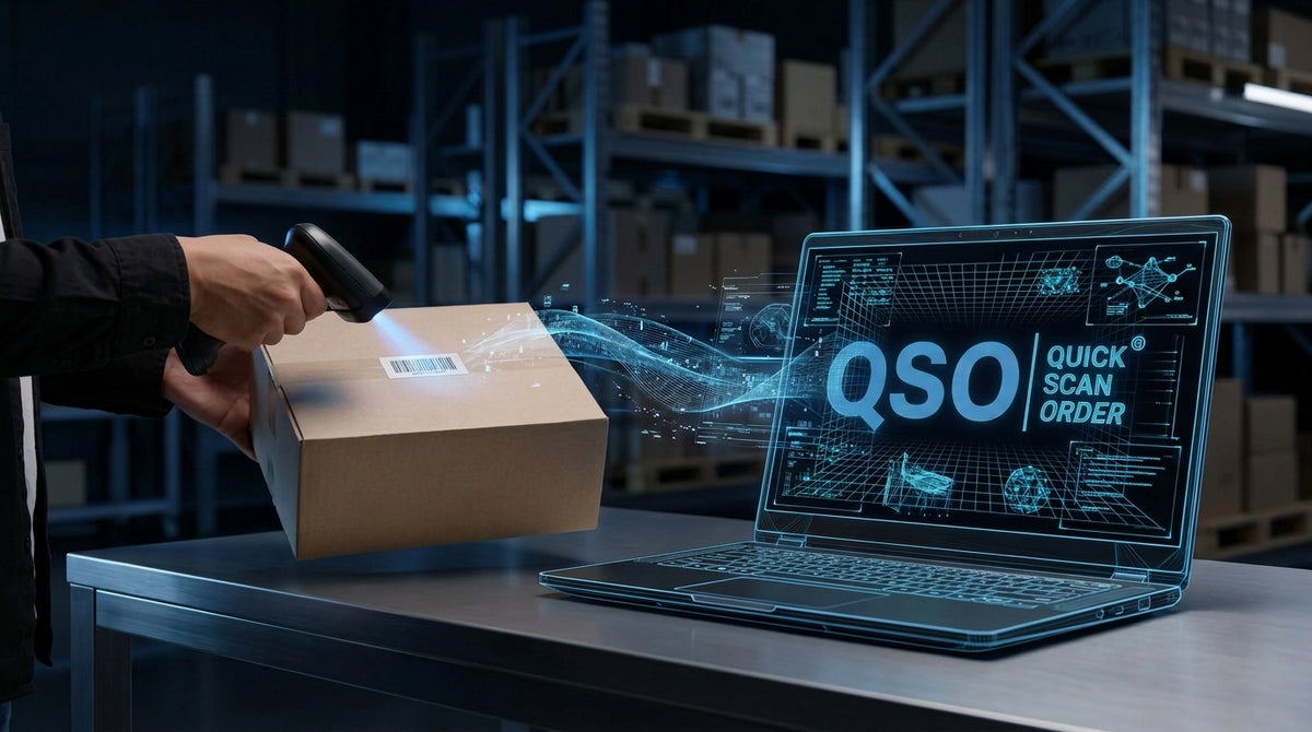 Ein Mitarbeiter scannt ein Paket im Lager, dessen Daten per Barcode-Scanner direkt in das digitale QSO Quick Scan Order Bestellsystem übertragen werden.